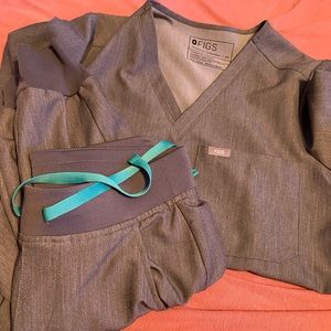 SET. Figs Xs top and zamora XsP jogger pants. Only worn about 3 times